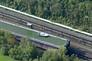 Bac en descente sur le Plan incliné de Ronquières - Canal Bruxelles-Charleroi