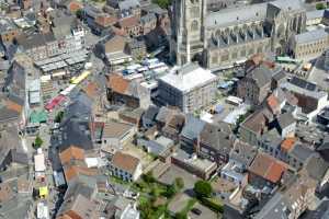 De markt, Onze-Lieve-Vrouwebasiliek