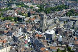 De markt, Onze-Lieve-Vrouwebasiliek