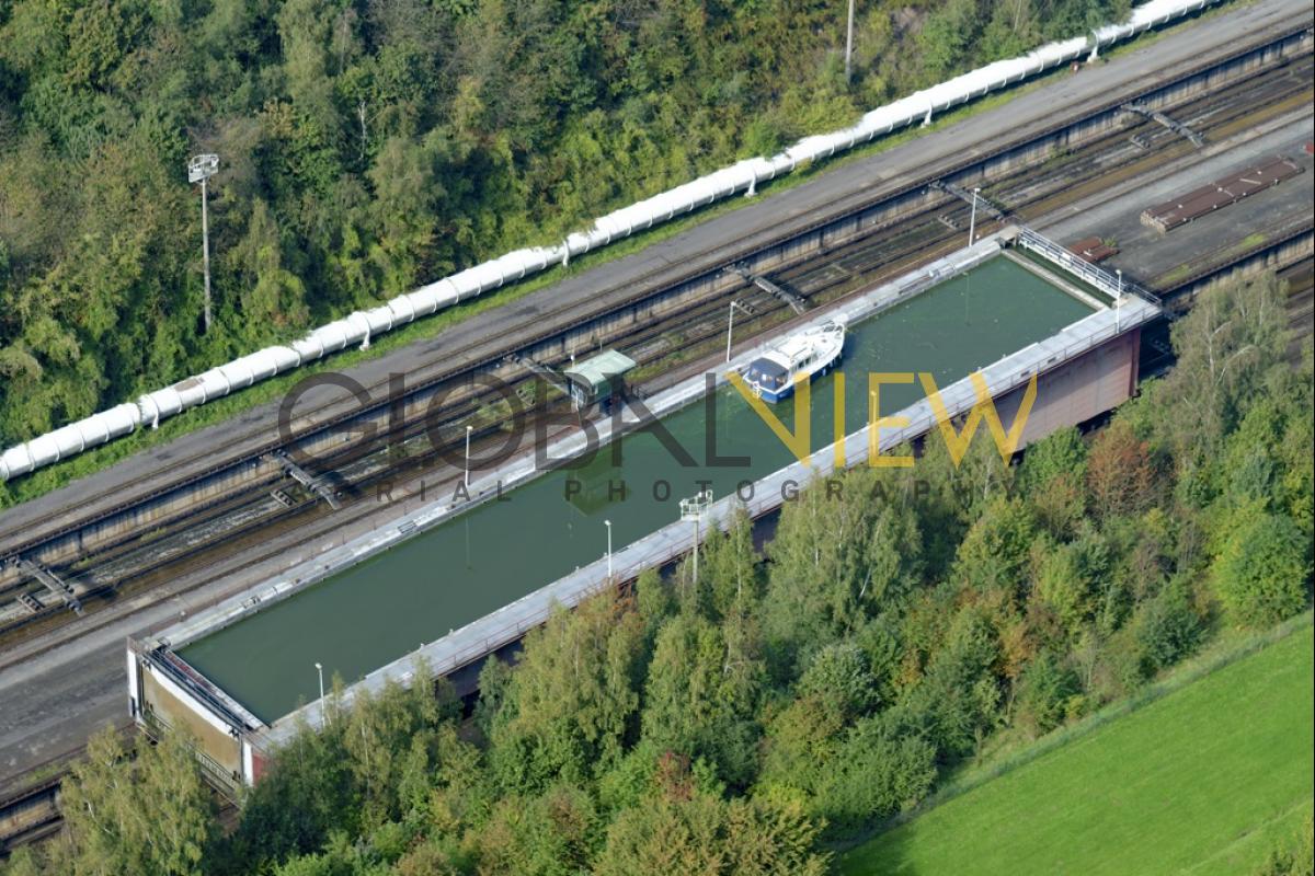 Bac en descente sur le Plan incliné de Ronquières - Canal Bruxelles-Charleroi