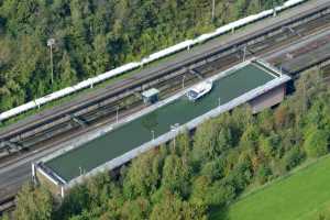 Bac en descente sur le Plan incliné de Ronquières - Canal Bruxelles-Charleroi