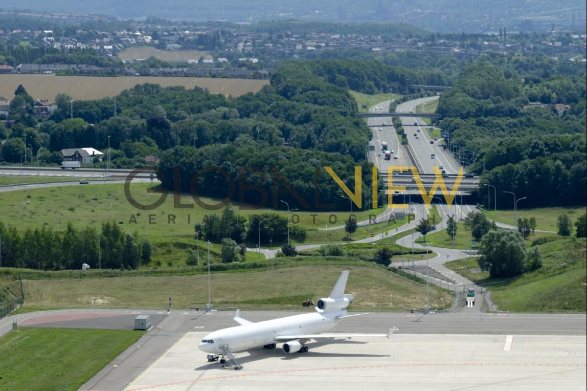 Avion sur le tarmac à l'aéroport de Bierset&