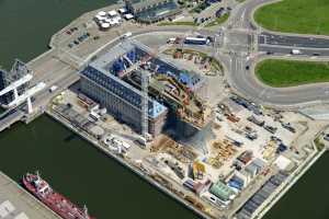 Maison du Port d'Anvers, Havenhuis Antwerpen, Suezdok - Chantier en Juillet 2014. Zaha Hadid Architects