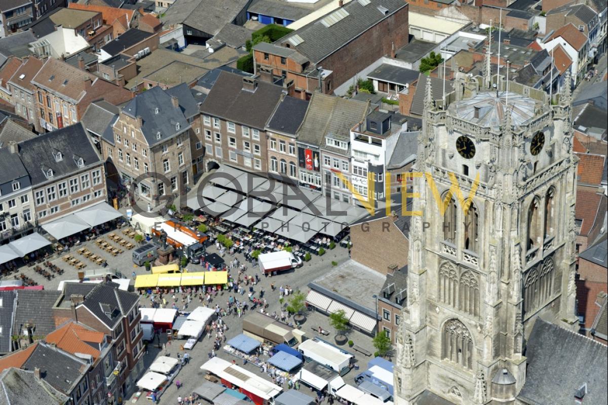 De markt, Onze-Lieve-Vrouwebasiliek