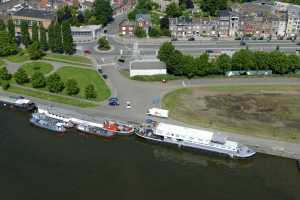 Péniches sur le Canal Albert, à hauteur du pont Marexhe