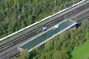 Bac en descente sur le Plan incliné de Ronquières - Canal Bruxelles-Charleroi