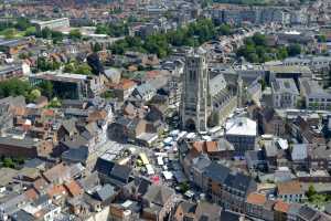 De markt, Onze-Lieve-Vrouwebasiliek