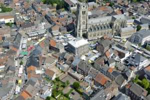 De markt, Onze-Lieve-Vrouwebasiliek