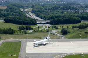 Avion sur le tarmac à l'aéroport de Bierset&